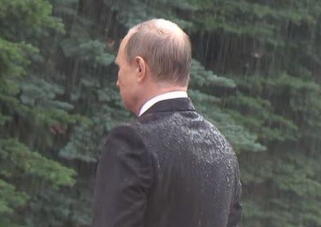 プーチン大統領　大雨の中ずぶ濡れで式典出席