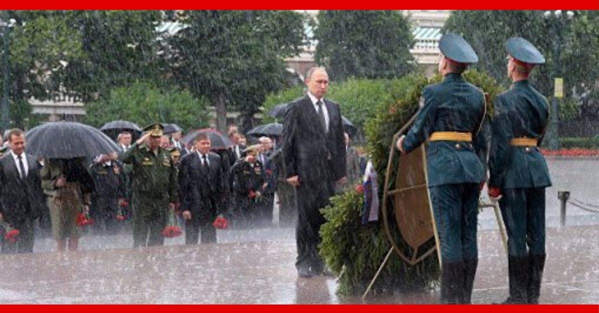 プーチン大統領　大雨の中ずぶ濡れで式典出席
